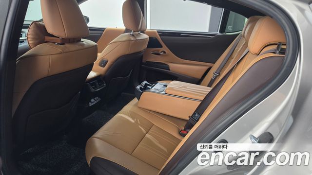Lexus ES 2021 — photo 27