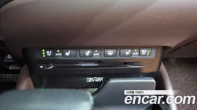 Lexus ES 2021 — photo 32