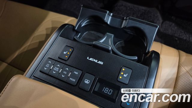 Lexus ES 2021 — photo 35