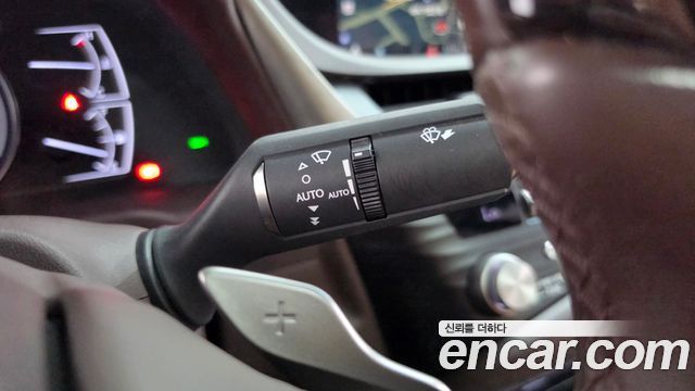 Lexus ES 2021 — photo 38