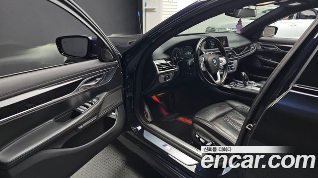 BMW 7-Series 2018 — photo 10