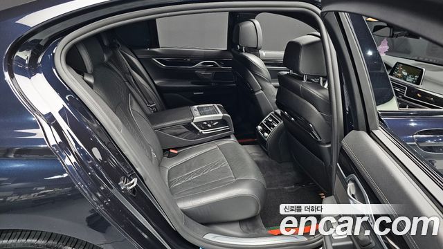 BMW 7-Series 2018 — photo 11