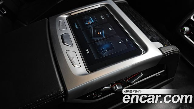BMW 7-Series 2018 — photo 17