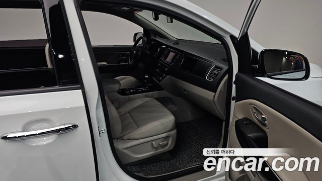 Kia Canival 2019 — photo 17