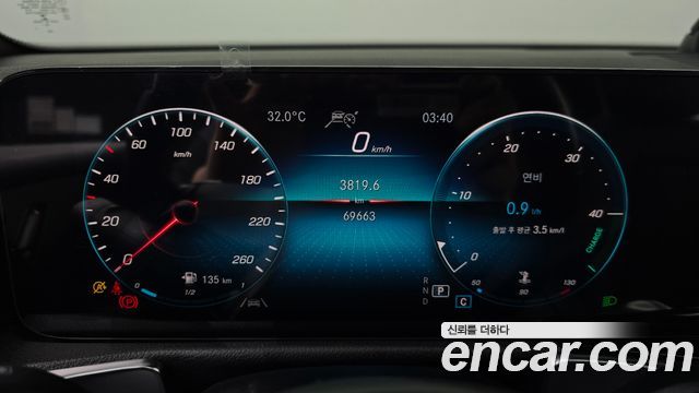 Mercedes-Benz GLB-Class 2021 — photo 11