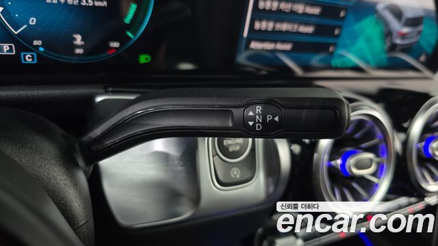 Mercedes-Benz GLB-Class 2021 — photo 12