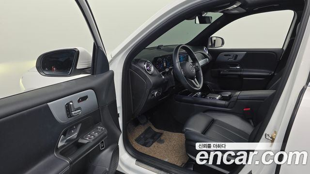 Mercedes-Benz GLB-Class 2021 — photo 13