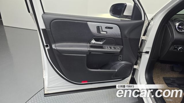 Mercedes-Benz GLB-Class 2021 — photo 14