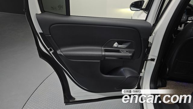 Mercedes-Benz GLB-Class 2021 — photo 15