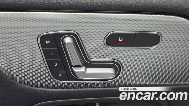 Mercedes-Benz GLB-Class 2021 — photo 30