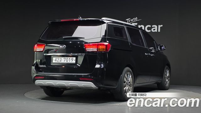 Kia Canival 2015 — photo 2