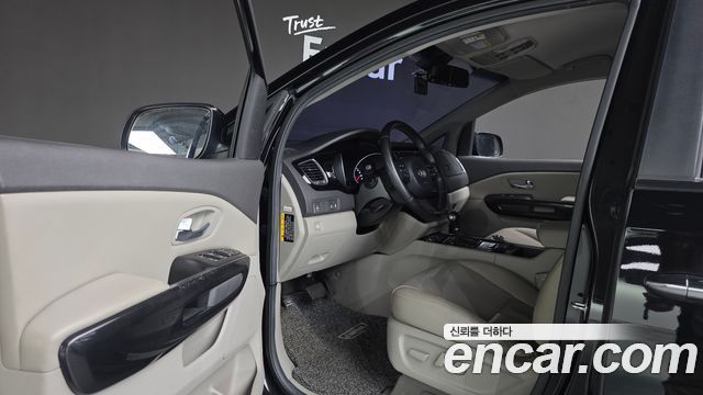 Kia Canival 2015 — photo 13