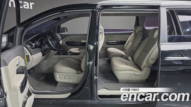 Kia Canival 2015 — photo 22