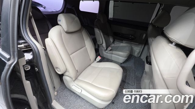 Kia Canival 2015 — photo 24