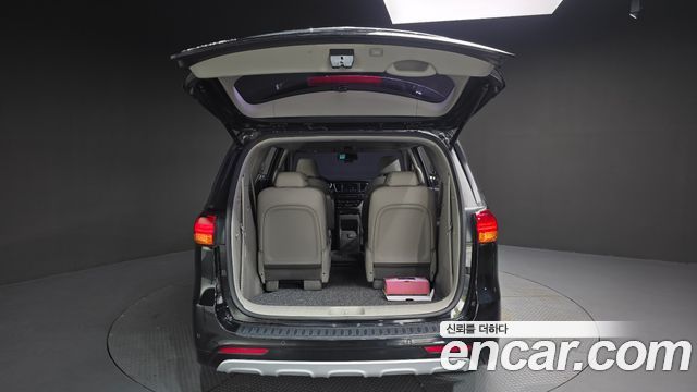Kia Canival 2015 — photo 25