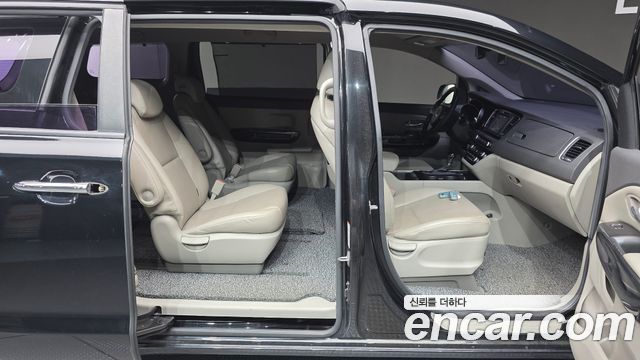 Kia Canival 2015 — photo 16