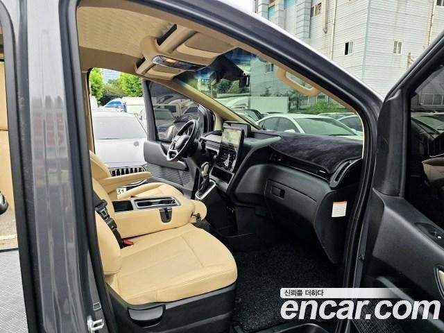 Hyundai Staria 2025 — photo 9