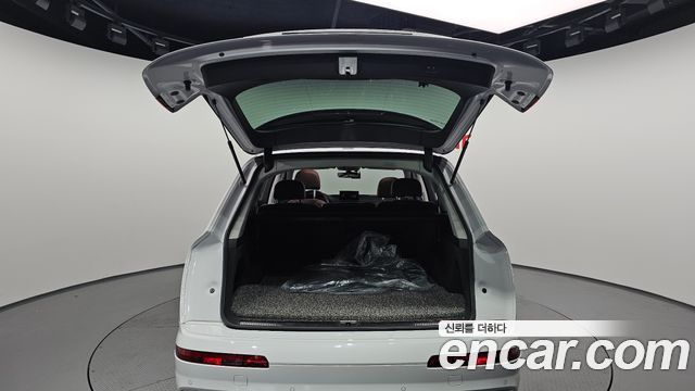 Audi Q7 2019 — photo 25