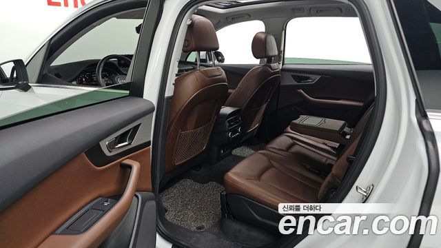 Audi Q7 2019 — photo 30