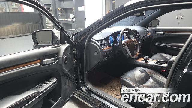 Chrysler 300C 2013 — photo 10