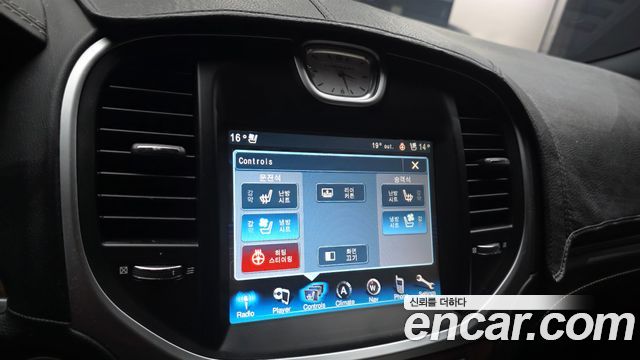 Chrysler 300C 2013 — photo 16