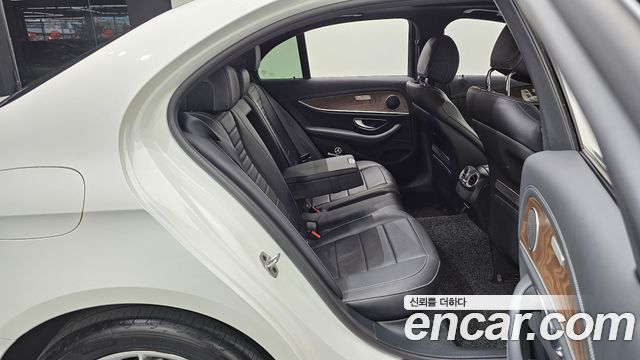Mercedes-Benz E-Class 2021 — photo 18