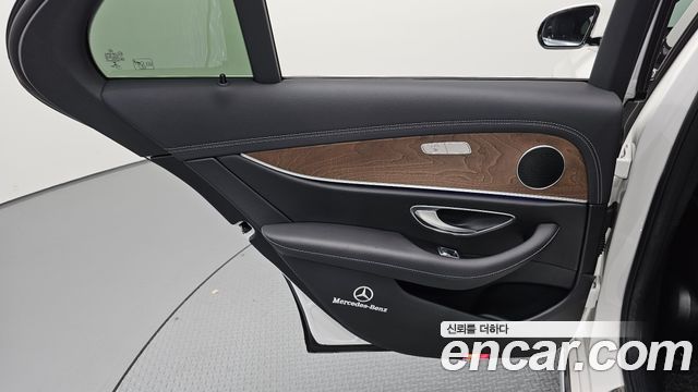 Mercedes-Benz E-Class 2021 — photo 15