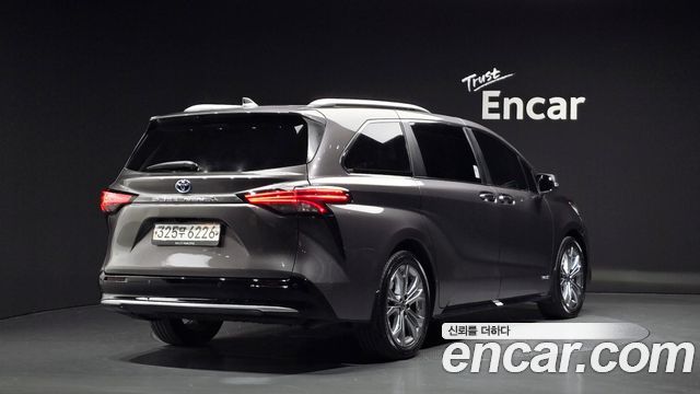 Toyota Sienna 2021 — photo 2