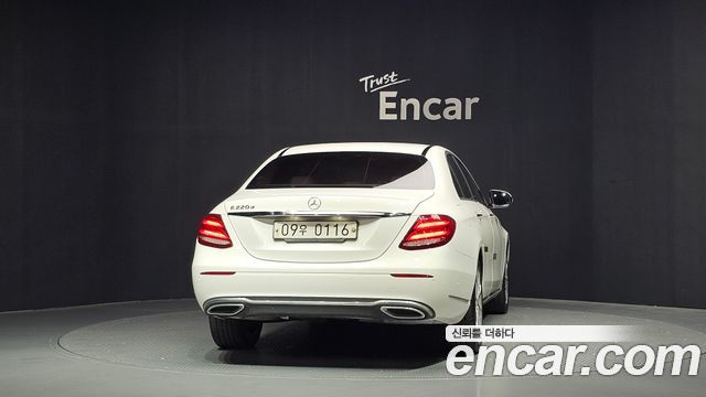 Mercedes-Benz E-Class 2017 — photo 4