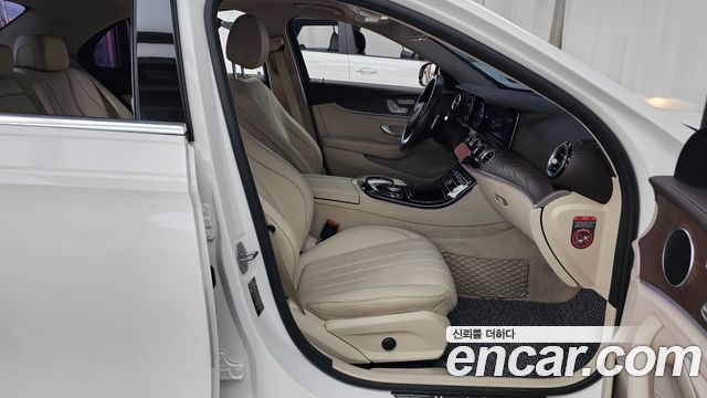 Mercedes-Benz E-Class 2017 — photo 11