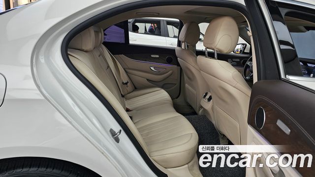 Mercedes-Benz E-Class 2017 — photo 12