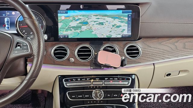 Mercedes-Benz E-Class 2017 — photo 14