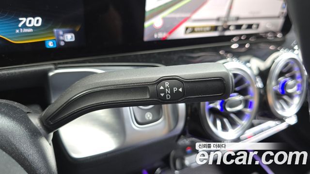 Mercedes-Benz GLB-Class 2023 — photo 9