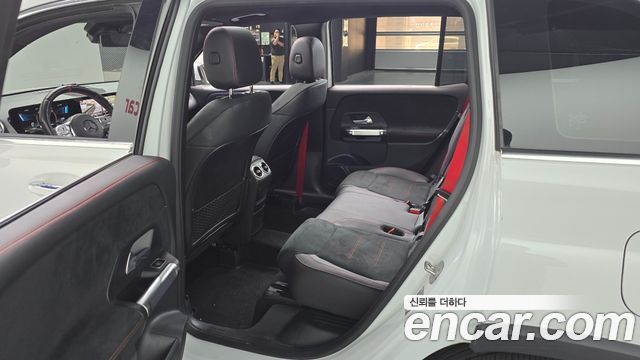 Mercedes-Benz GLB-Class 2023 — photo 11