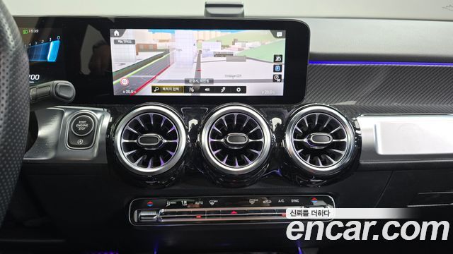 Mercedes-Benz GLB-Class 2023 — photo 12
