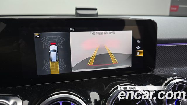 Mercedes-Benz GLB-Class 2023 — photo 14