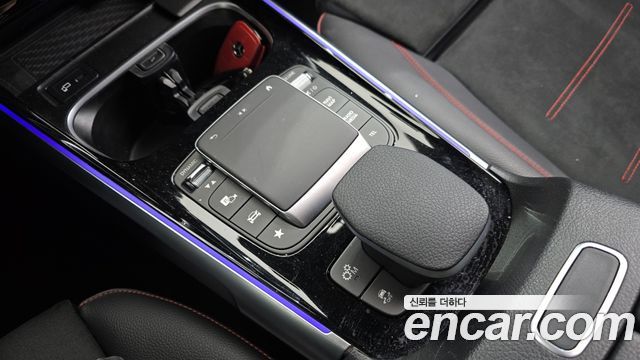 Mercedes-Benz GLB-Class 2023 — photo 17