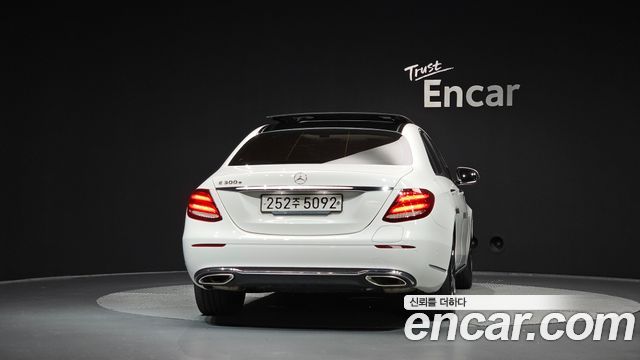 Mercedes-Benz E-Class 2019 — photo 4