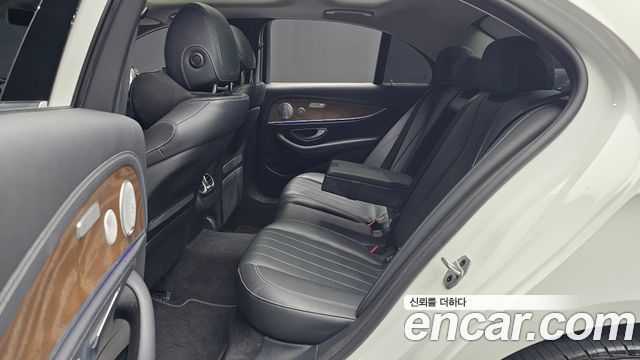 Mercedes-Benz E-Class 2019 — photo 18