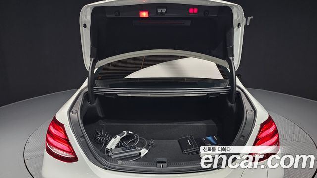 Mercedes-Benz E-Class 2019 — photo 26