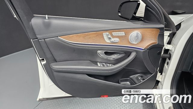 Mercedes-Benz E-Class 2019 — photo 14