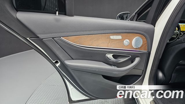 Mercedes-Benz E-Class 2019 — photo 15