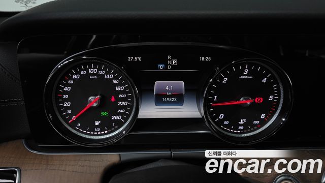Mercedes-Benz E-Class 2018 — photo 11