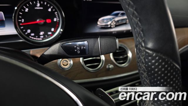 Mercedes-Benz E-Class 2018 — photo 12
