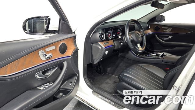 Mercedes-Benz E-Class 2018 — photo 13