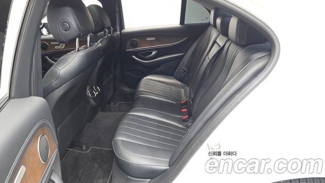 Mercedes-Benz E-Class 2018 — photo 17