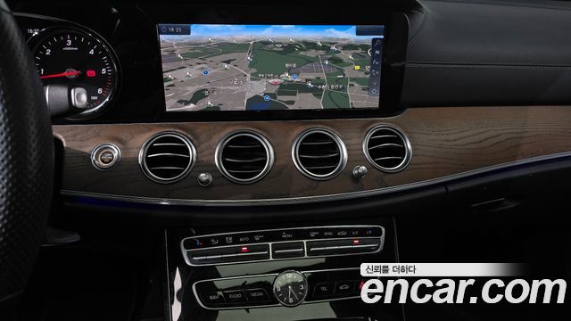 Mercedes-Benz E-Class 2018 — photo 18