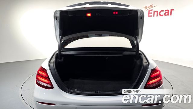 Mercedes-Benz E-Class 2018 — photo 23