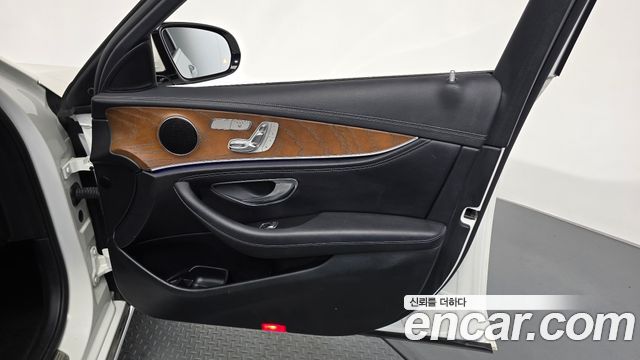 Mercedes-Benz E-Class 2018 — photo 14