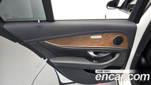 Mercedes-Benz E-Class 2018 — photo 15